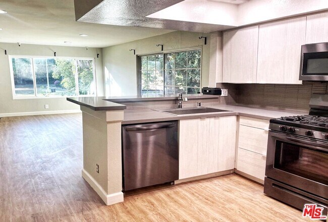 Foto del edificio - 7327 Willoughby Ave