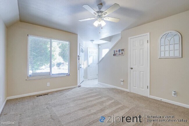 Building Photo - 3 br, 1.5 bath Townhome - 813 Twin Oaks La...