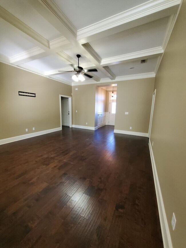 Foto del edificio - Spacious 4-Bedroom Home with Open Layout, Granite Finishes & Fenced Yard