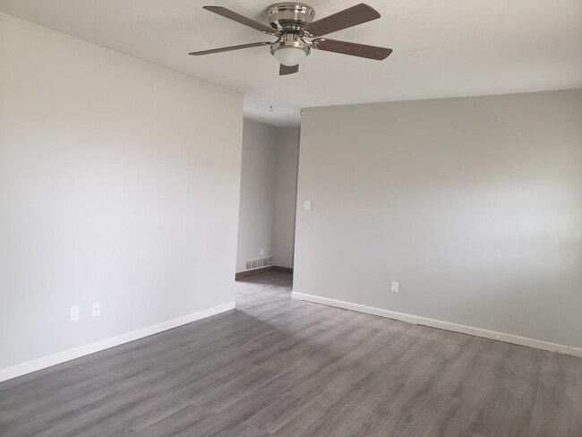 Building Photo - 105 Creekside Ct