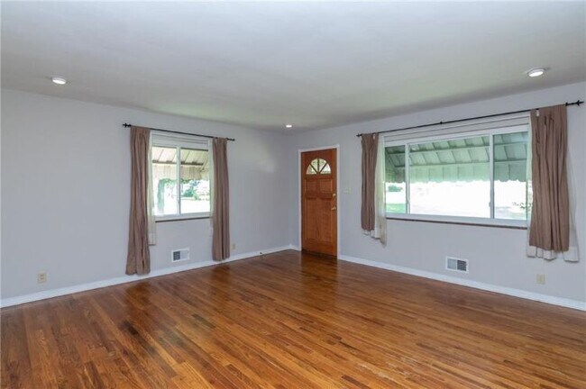 Foto del edificio - 6293 Shelby St