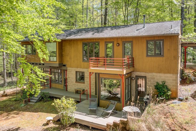 Back Deck Overlooking Lake - 4416 Arrowhead Trl