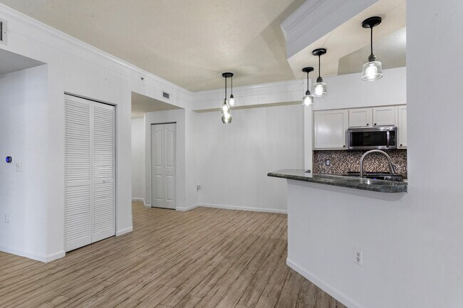 Building Photo - 10103 Myrtlewood Cir W