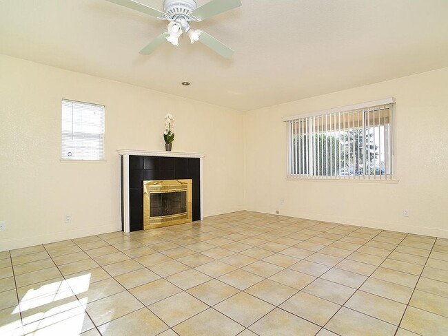 Building Photo - Attractive 3 bedroom home