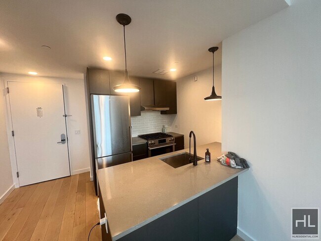 Foto del edificio - Northern Blvd | Flushing | 1 BR 1 BA, W/D & NO BROKER'S FEES