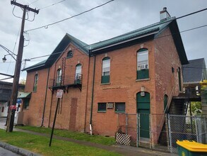 Building Photo - 1006 S Plymouth Ave