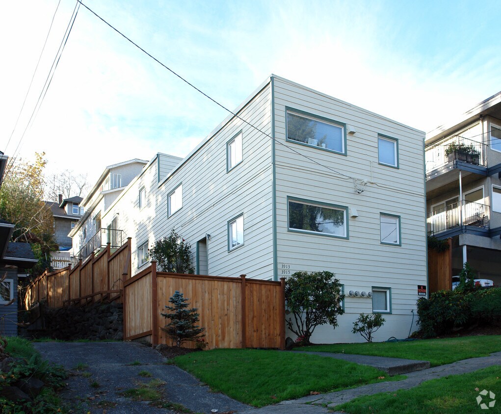 Foto principal - 3913 1st Ave NE