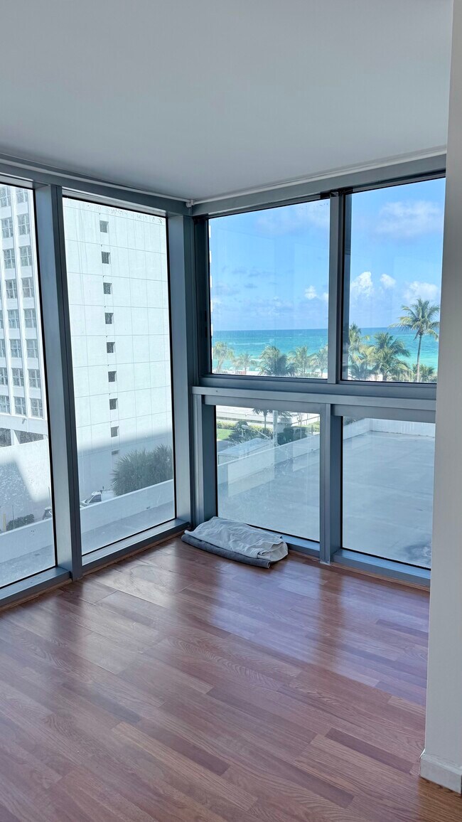 Building Photo - 2655 Collins Ave