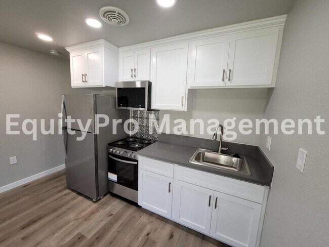 Foto del edificio - 7043 Pickering Ave