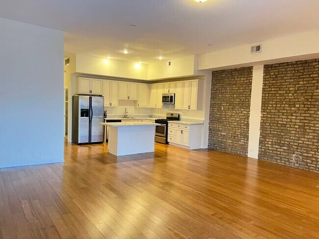 Building Photo - 2358 N Clybourn Ave