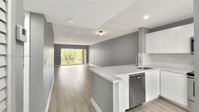 Building Photo - 3571 Inverrary Dr