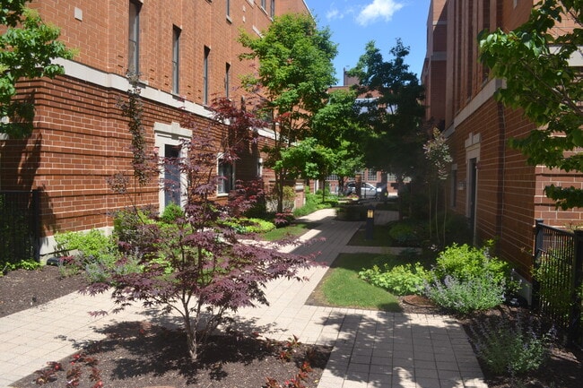 Building Photo - 1117 W Monroe St