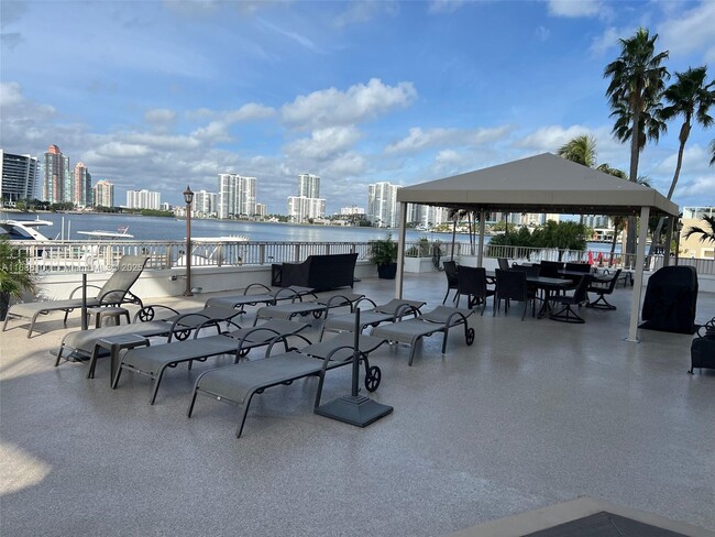 Foto del edificio - 18000 N Bay Rd