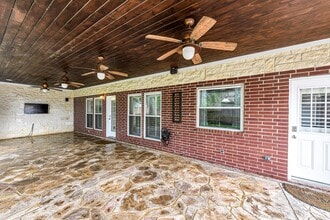 Building Photo - 902 Fairgate Dr