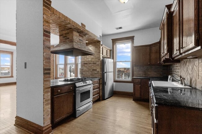 Foto del edificio - 3401 W Armitage Ave