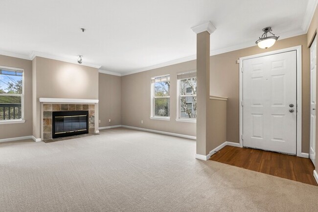 Building Photo - Immaculate Federal Way 2-Story Condo
