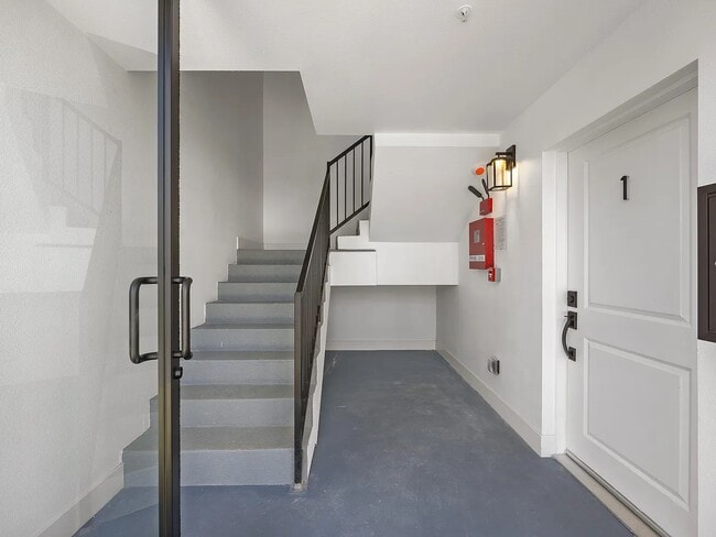 Building Photo - 1276 W 38th St