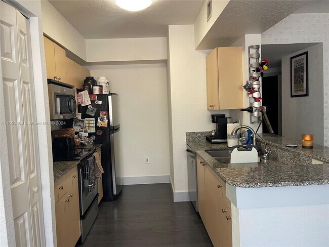 Building Photo - 2541 Centergate Dr