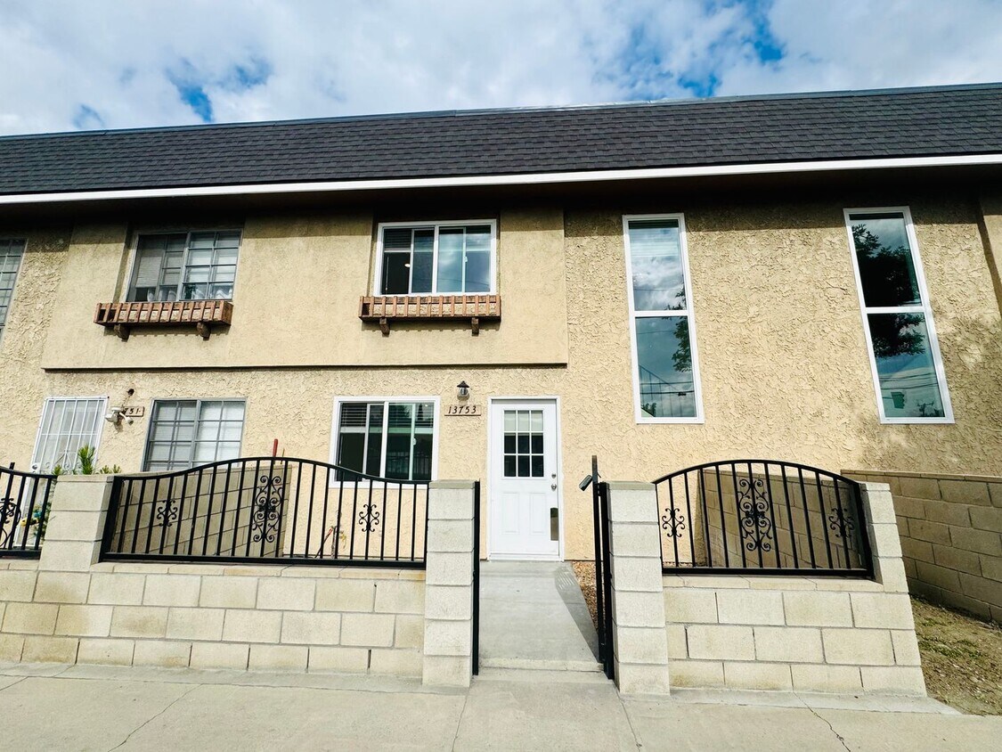 Primary Photo - 3 BEDROOM HOME FOR LEASING IN Baldwin Park