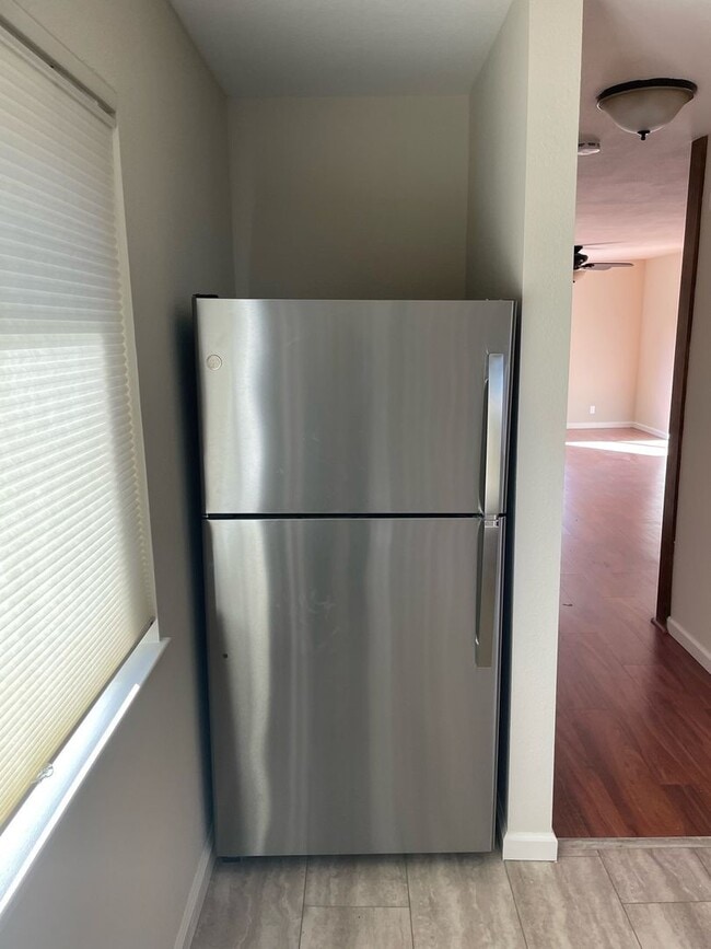 Building Photo - Beautifully Updated Condo Close to Santa C...