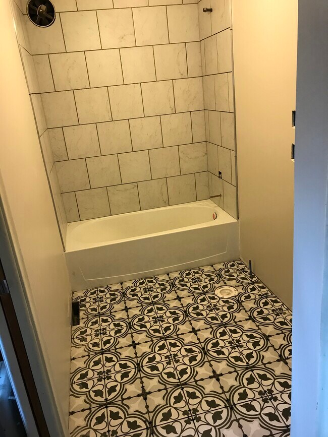 1st floor bathroom - 1550 Noble Rd