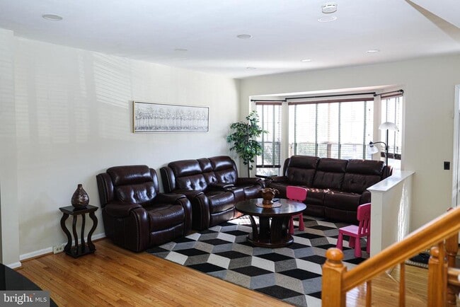 Building Photo - 3953 Hartlake St