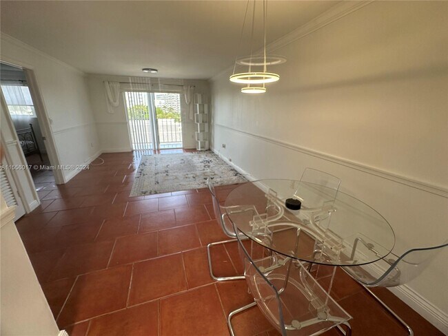 Building Photo - 990 Biarritz Dr