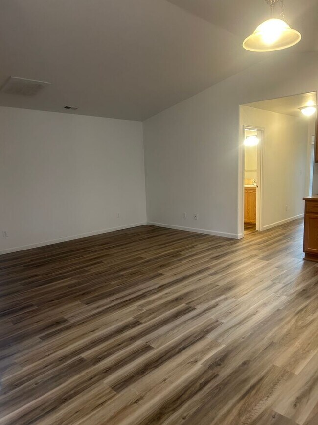 Foto del edificio - (870) College Street Duplex - 4 Bedroom / 2 Bathroom