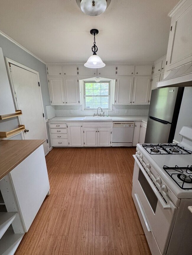 Building Photo - 3 bedroom, 1 bath home in the Hoover Neigh...