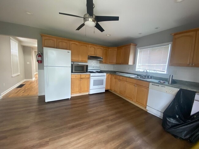 Building Photo - 563 Winter St