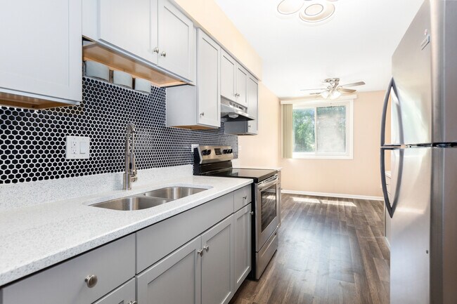 Building Photo - 2600 Brookwood Way Dr