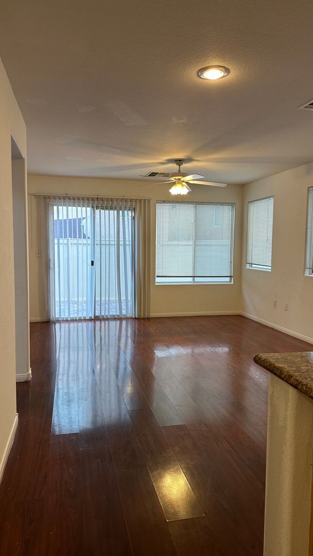 Building Photo - Spacious 3 bedroom 2.5 bath Home