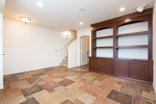 Foto del edificio - Beautiful Tri-level Townhome!