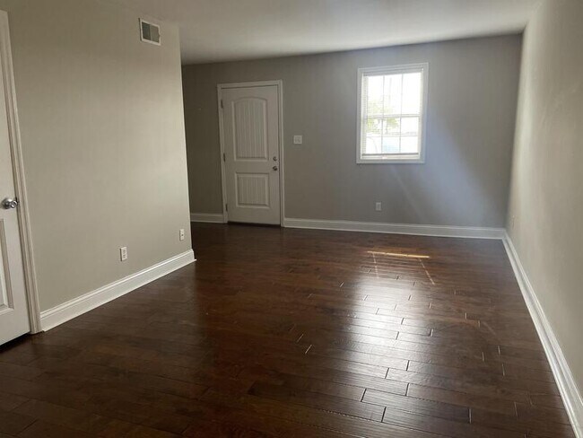 Building Photo - 916 Villa Dr