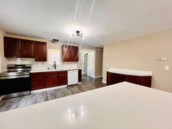 Building Photo - 4-bedroom 2 full bathroom