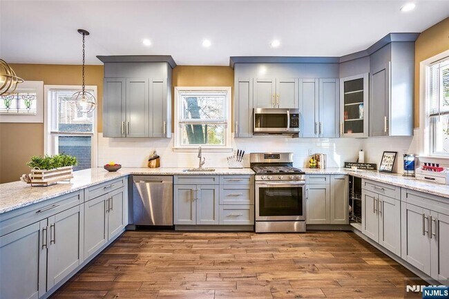 Foto del edificio - 1054-1056 Hunterdon Street Unit Leftside