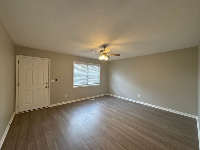 Building Photo - Freshly Renovated Duplex in Manchester!