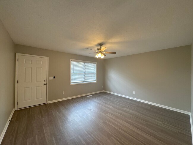 Foto del edificio - Freshly Renovated Duplex in Manchester!