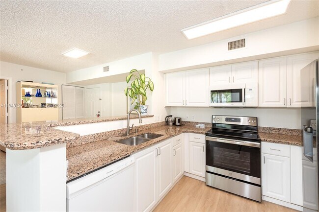 Building Photo - 1155 Brickell Bay Dr