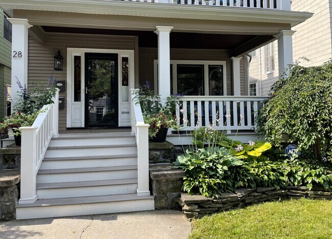 Just 5 steps up to peace. - 28 Saint James Pl