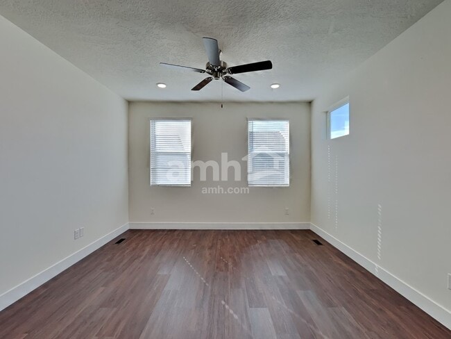 Foto del edificio - 10067 W Raleigh St