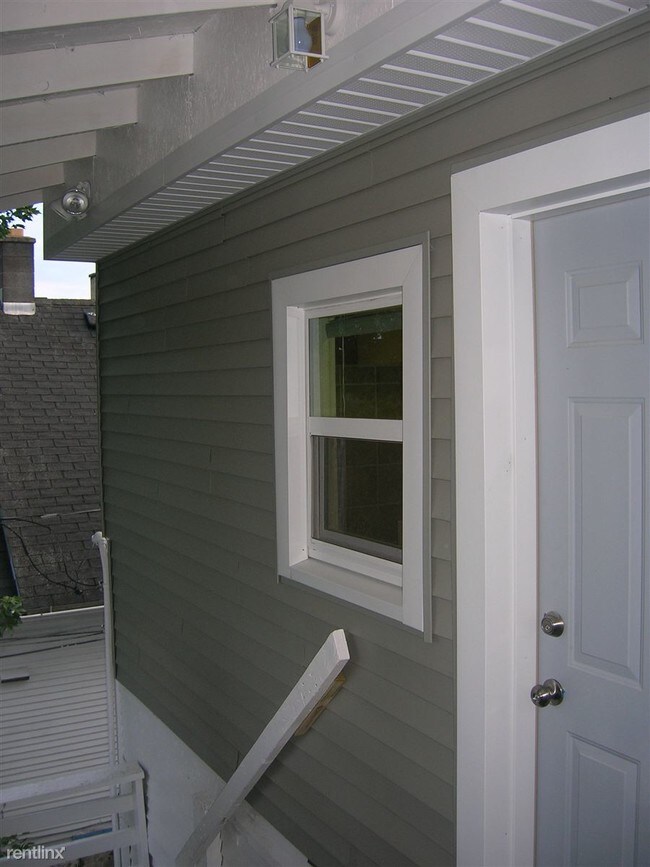 Building Photo - 1556 Broadway Ave NW