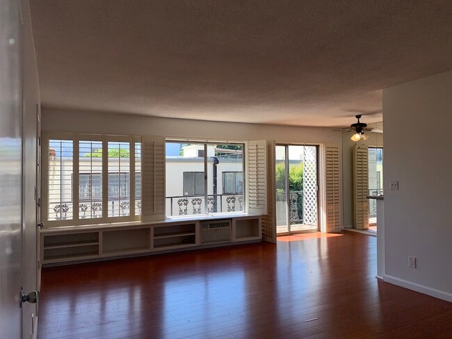 Building Photo - 8207 De Longpre Ave