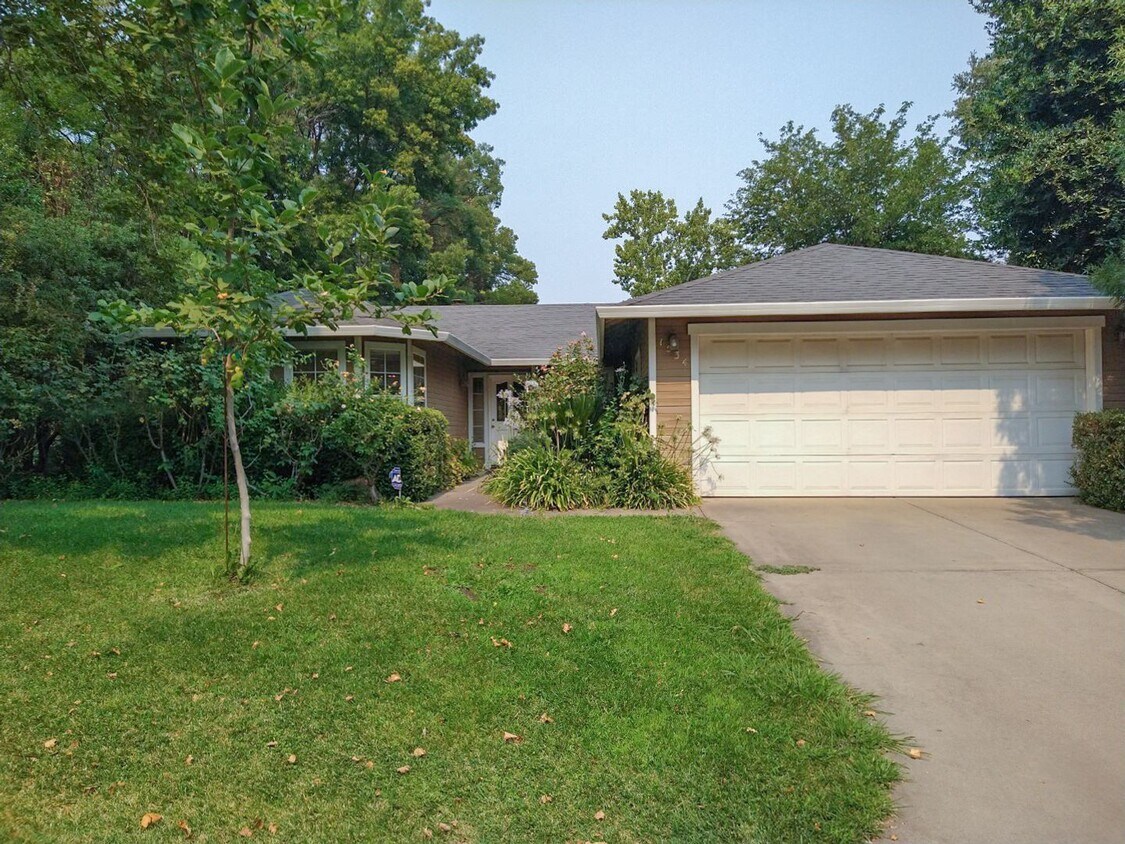 Primary Photo - Four Bedroom Chico Home with 6 Month or 12...
