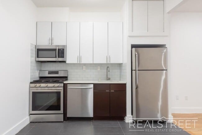 Building Photo - LUXURY LOFT in Queens!
