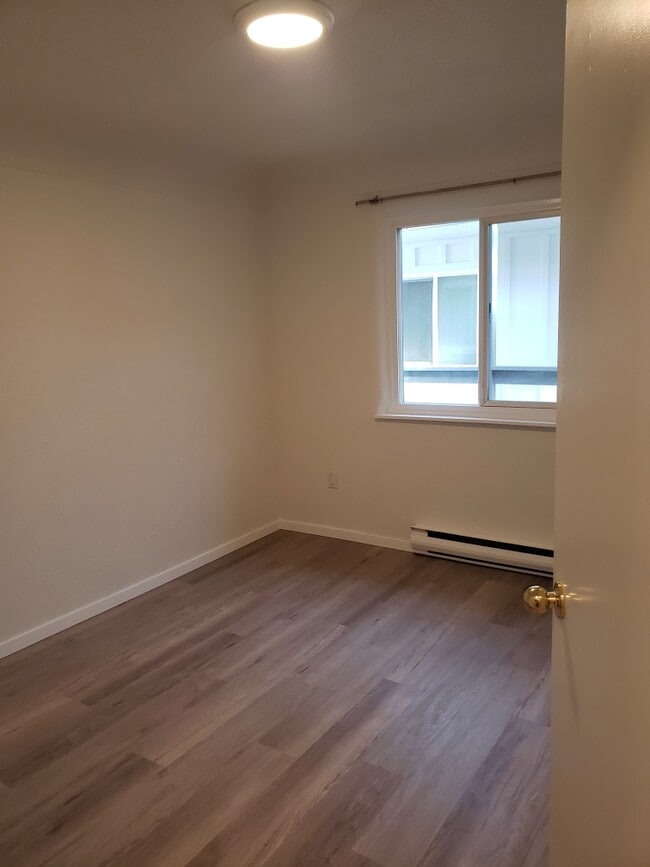 Building Photo - 646 Admirals Rd