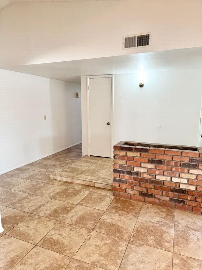 Building Photo - 3 Bedroom / 2 Bath Single Level Home in Ph...