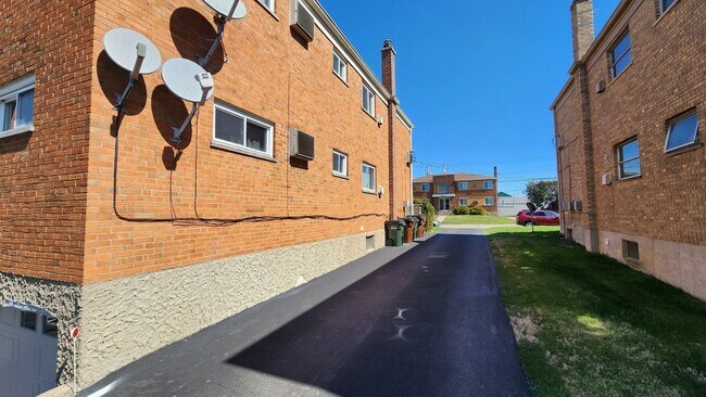 Building Photo - 8543 Cottonwood Dr