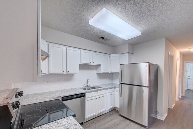 Foto del edificio - 120 Railroad Ridge Rd