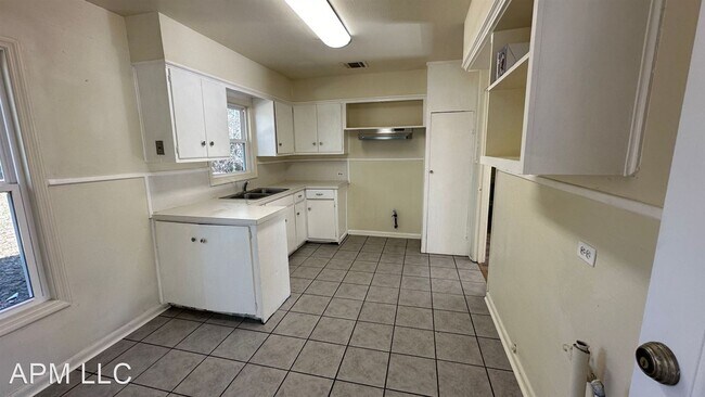 Building Photo - 2 br, 1 bath House - 704 Victoria